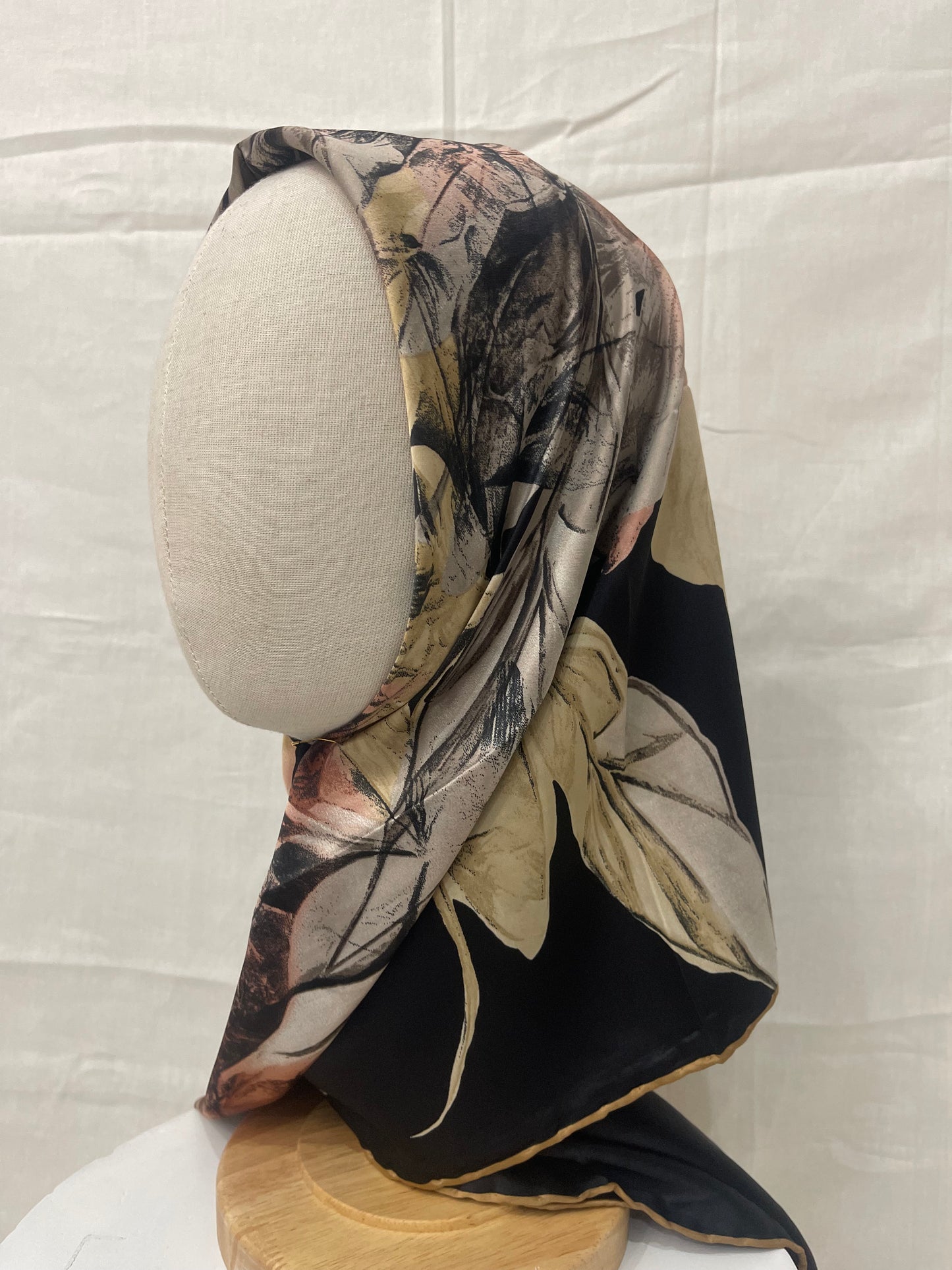 Satin square - feathered black