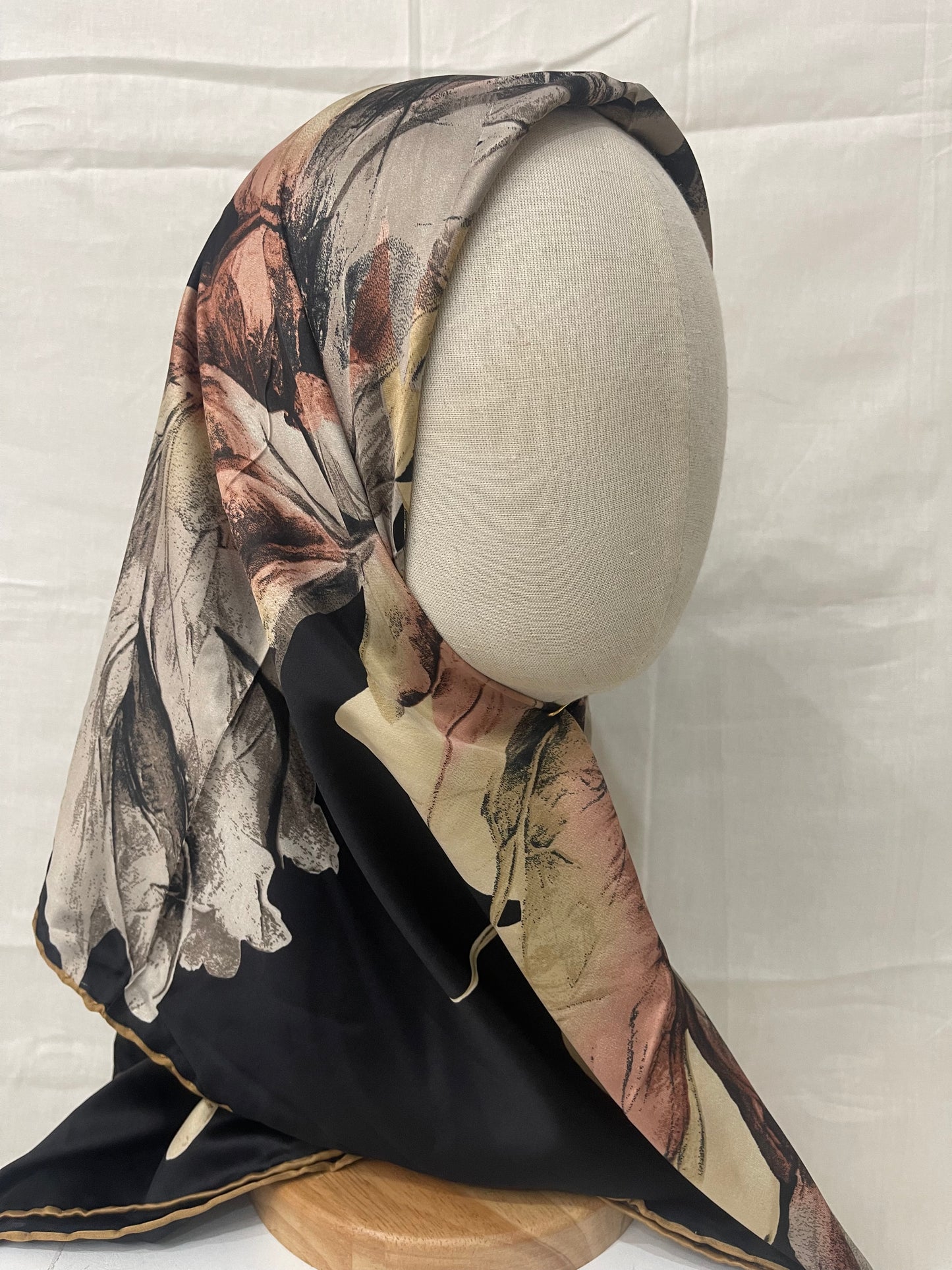 Satin square - feathered black