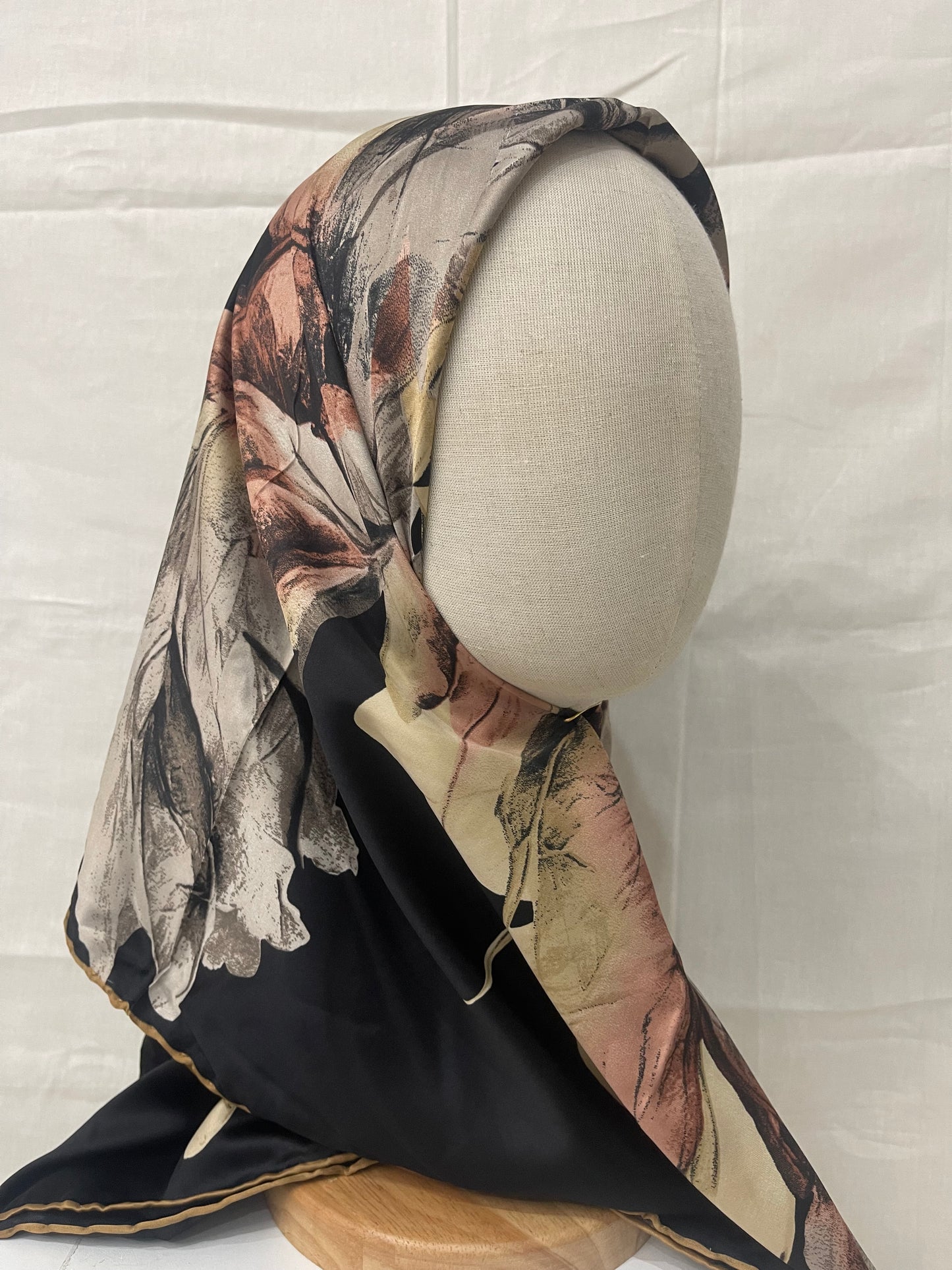 Satin square - feathered black