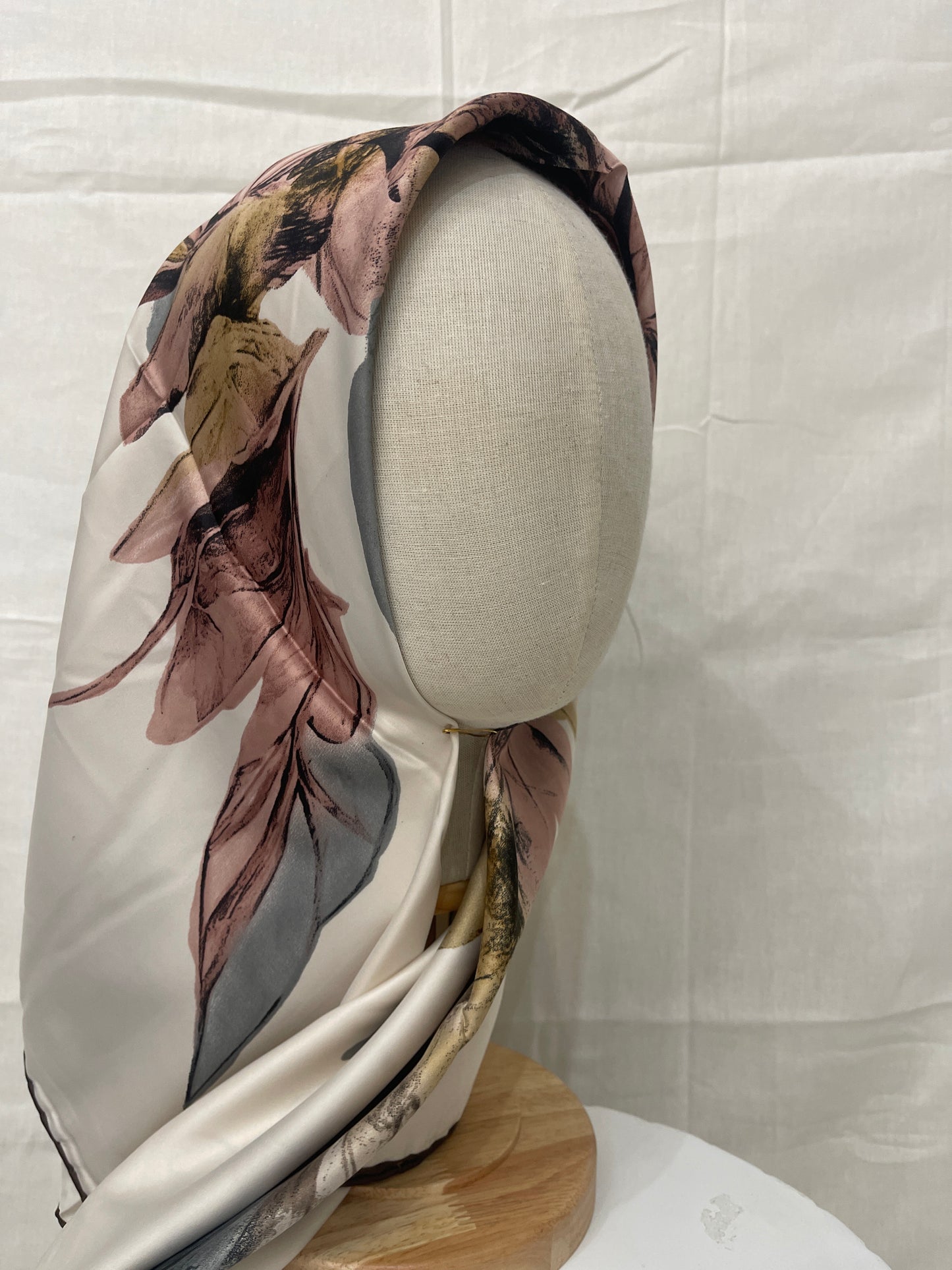 Satin square - feathered black