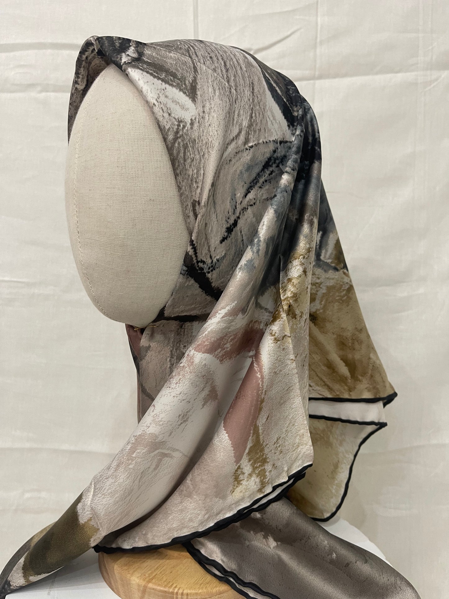 Satin square - feathered black