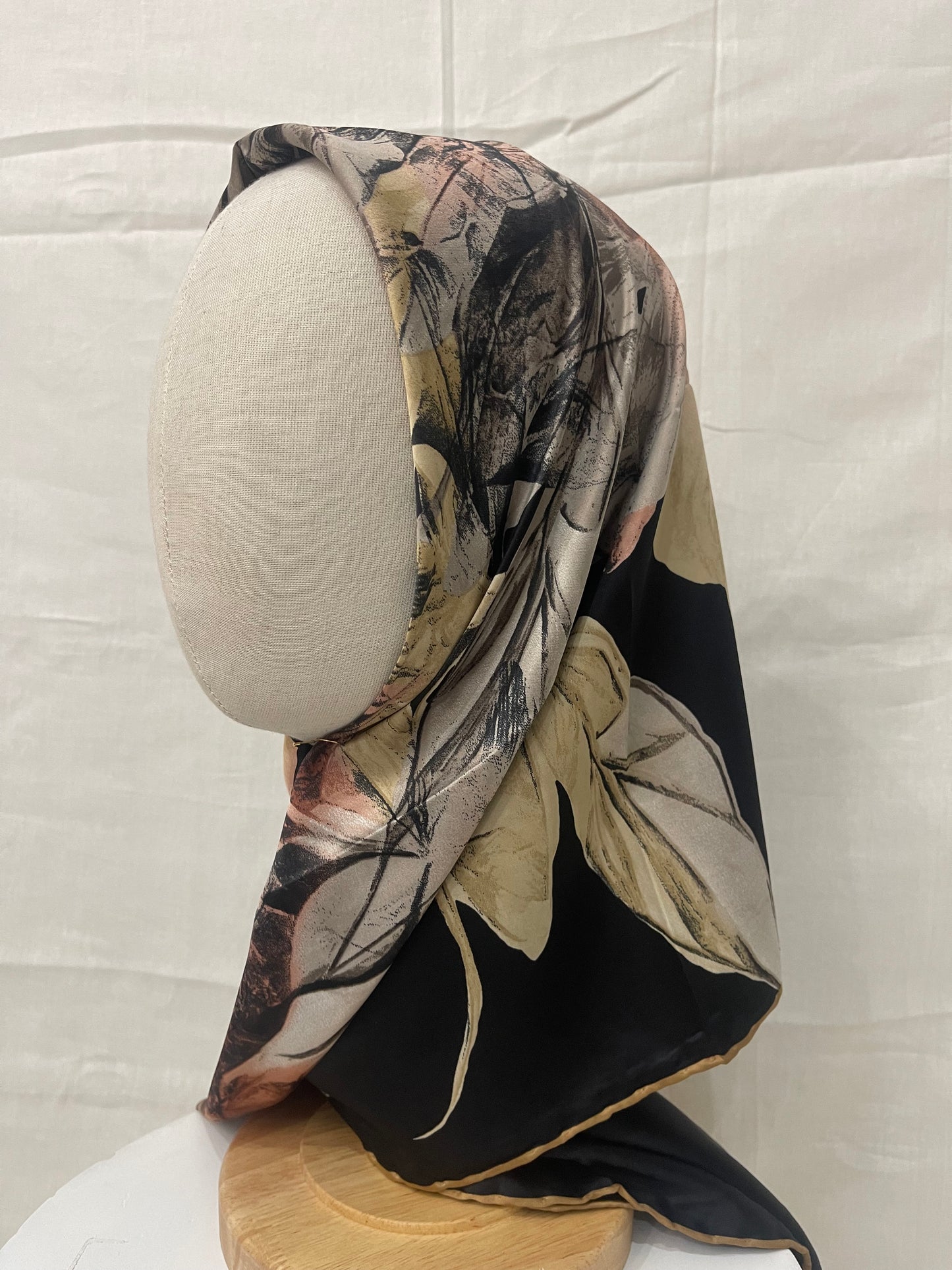 Satin square - feathered black