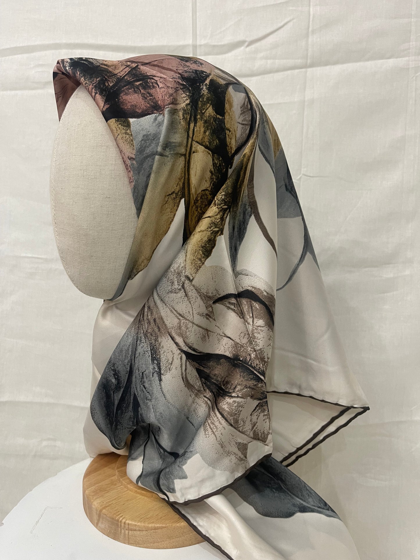 Satin square - feathered black