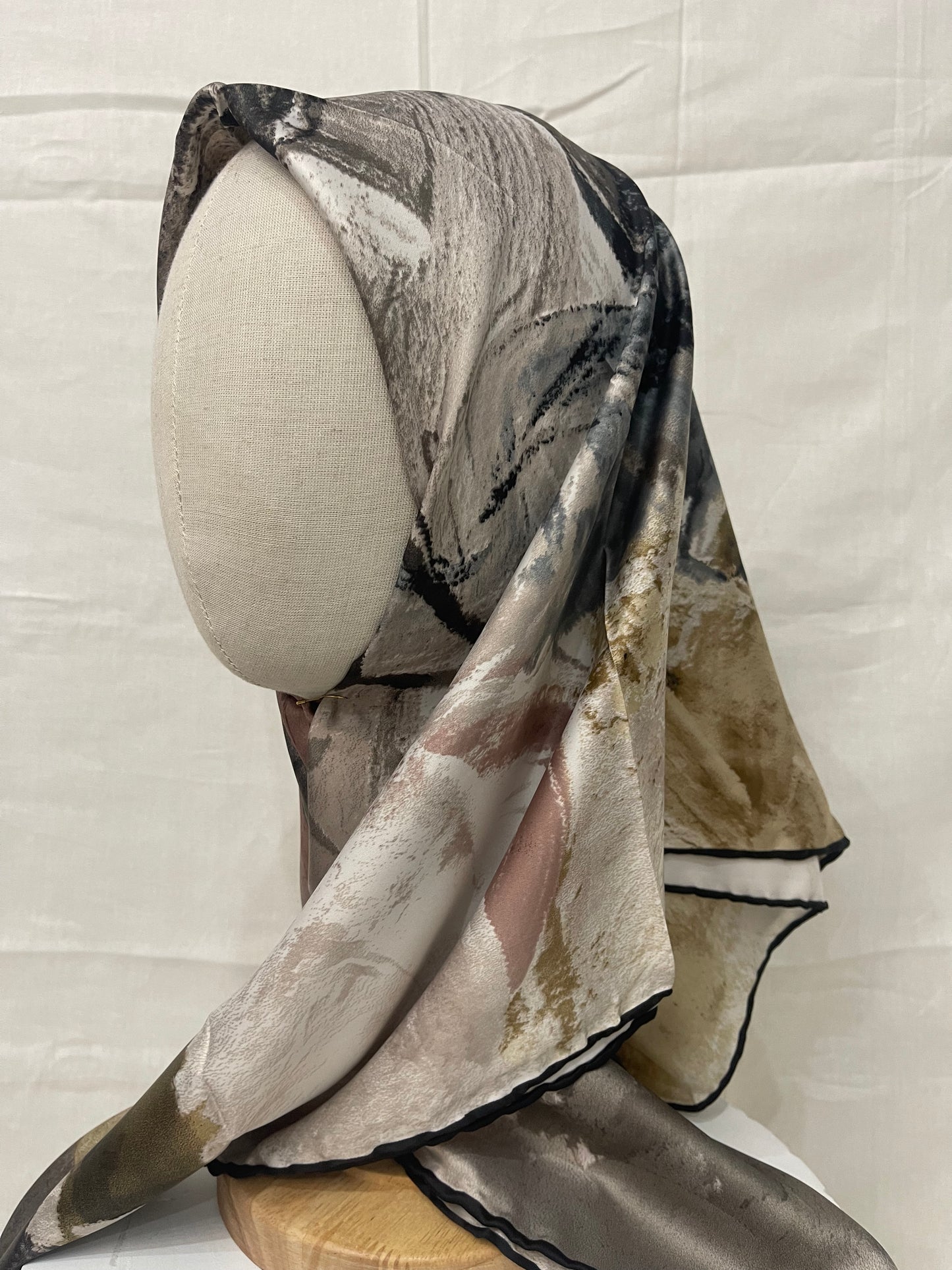 Satin square - feathered black